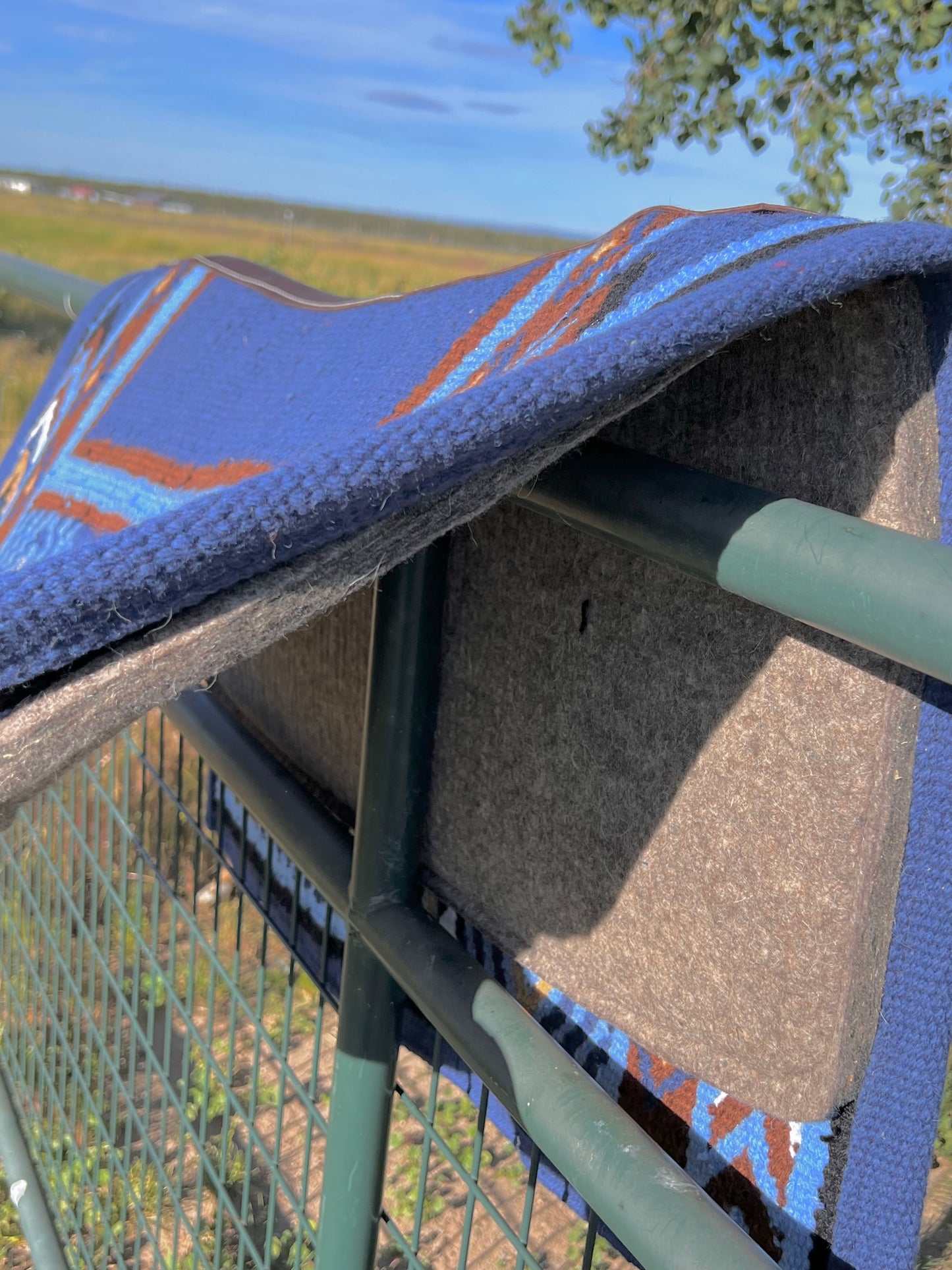 Contour work/show pad